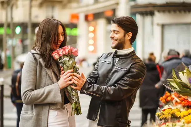 Friend giving pink rose bouquet to girl in UAE – expressing love and friendship with fresh flowers