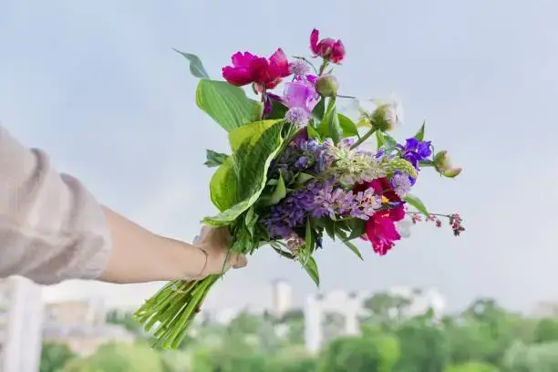 Flower Bouquet Near Me AED 100