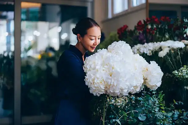 Flowers Near Me UAE | AED 100 Same-Day Delivery | Flowersmart