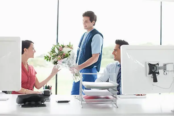 Corporate office flower gift in Dubai starting at AED 100 – elegant bouquet for workspaces and professional gifting.