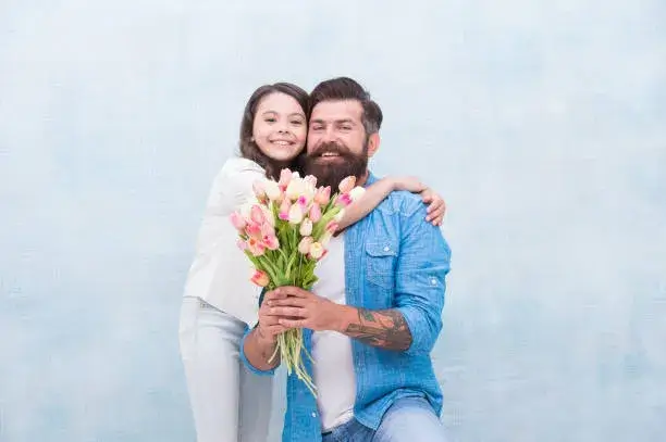 Daughter gifting Father’s Day flowers bouquet from AED 100 – Flowersmart.ae