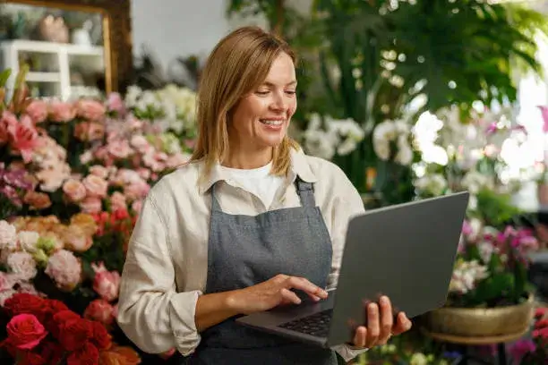 florist in flowers shop in Sharjah - AED 100 | flowersmart.ae