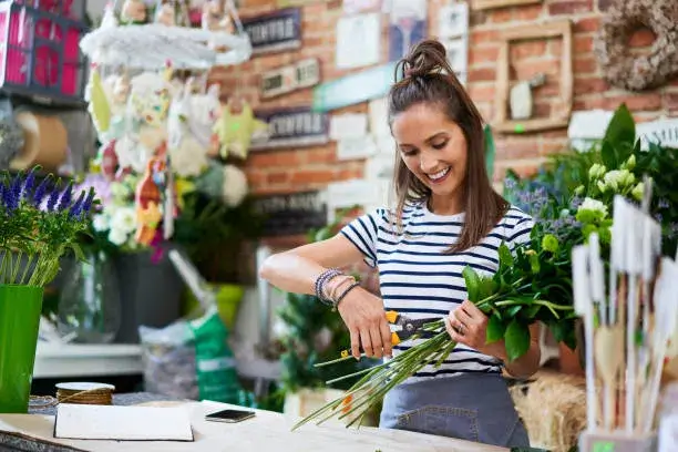 Buy Best Flowers in Ajman - Fresh Bouquets for Loved Ones AED 100 | flowersmart.ae