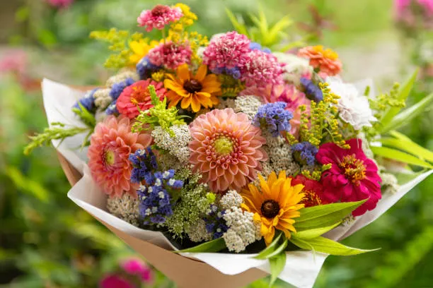 Best Seasonal Fresh Flowers to Buy in the UAE - AED 100 | flowersmart.ae