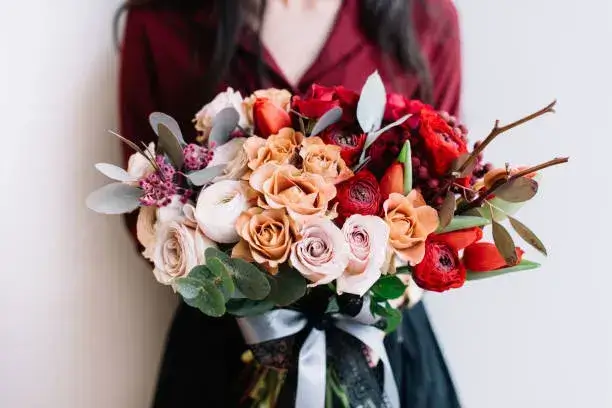 AED 100 luxury flowers in UAE β expert florist arrangements for weddings, birthdays, and special occasions.