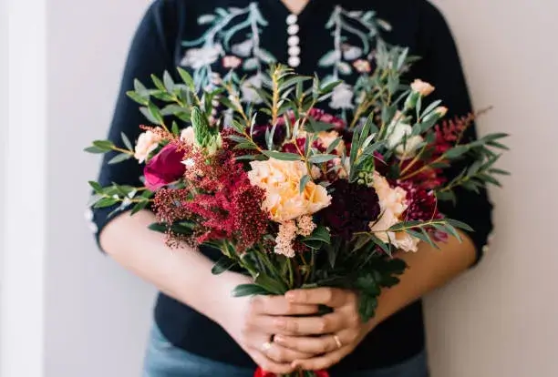 AED 100 flower bouquets guide by Flowersmart.ae – step-by-step types for weddings, birthdays, anniversaries, and special occasions.